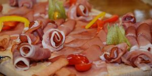 高級ハムとソーセージを使ったオーガニック料理のレシピは？