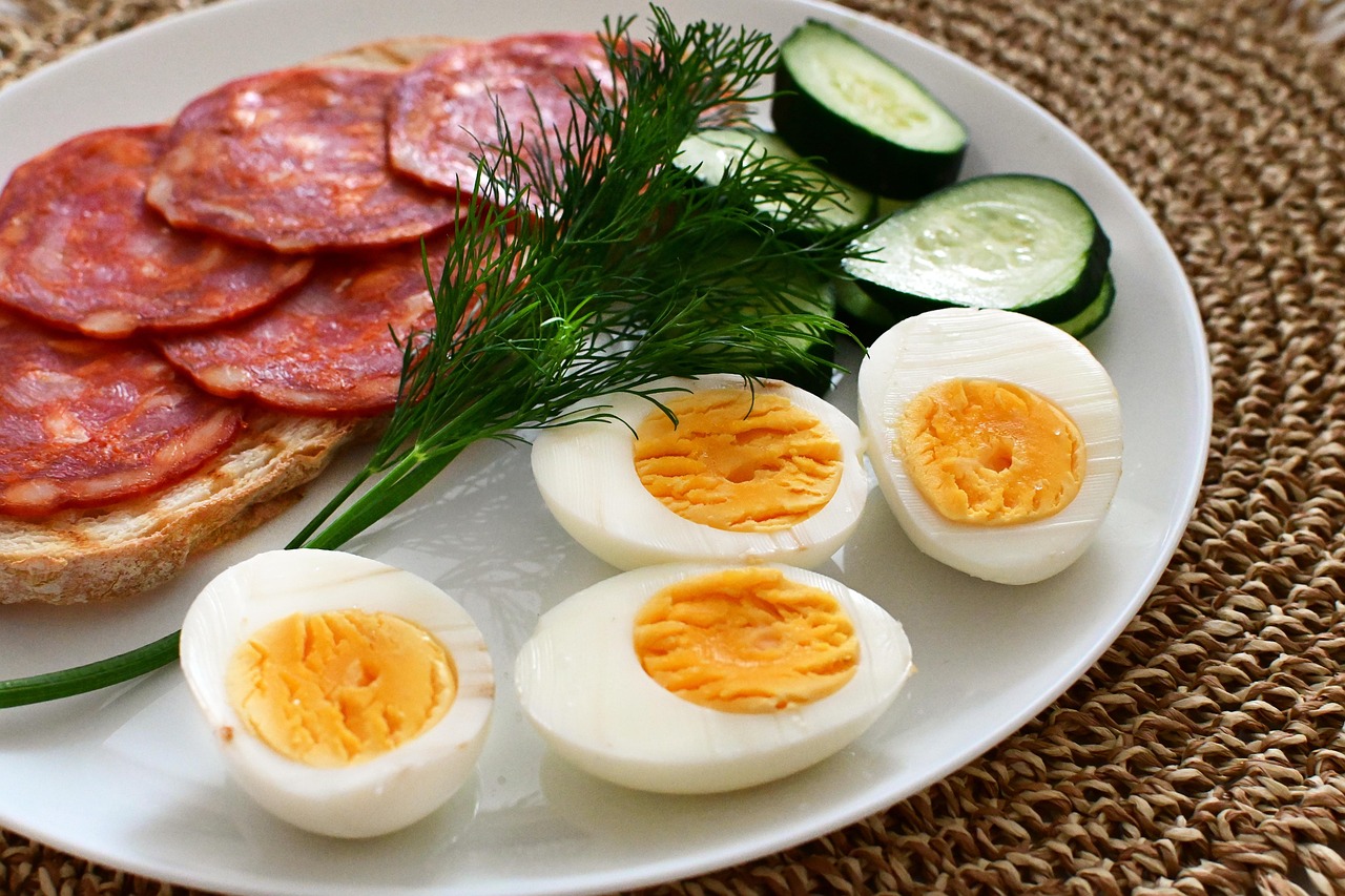 高級ハムとソーセージを使った朝ごはんの時短レシピは？