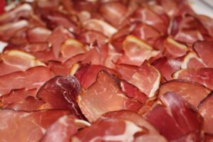 電子レンジで美味しいハムの温め方は？